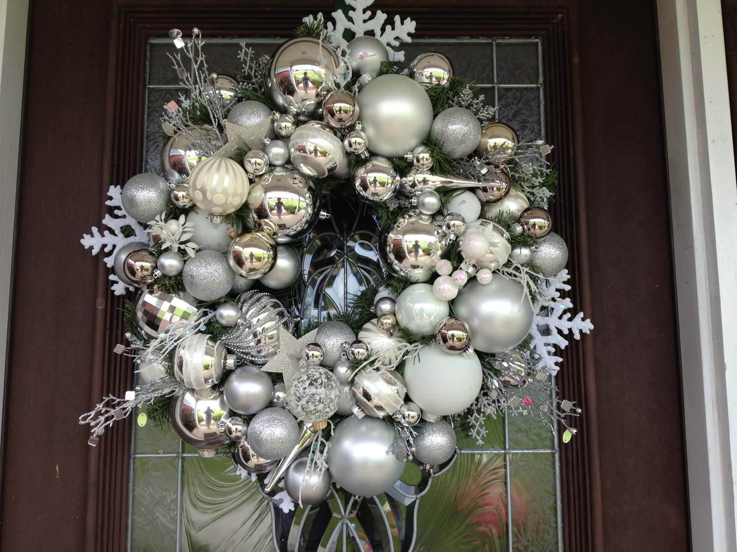 -modern-glowing-white-and-silver-winter-theme-christmas-ornaments ...